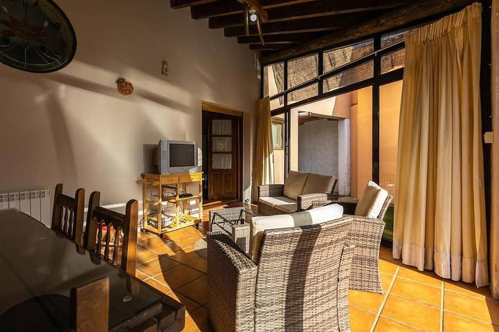 Ernesto Haus. Veranda, Garage und Garten. in Pajares de la Lampreana, Zamora Provinz