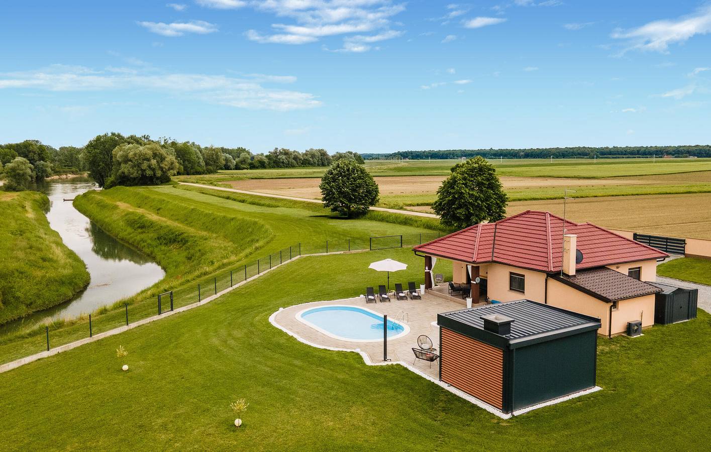 Gemütliche 100 m² große Ferienwohnung in Strandnähe mit WLAN, Pool und Parkplatz in Virovitica-Podravina