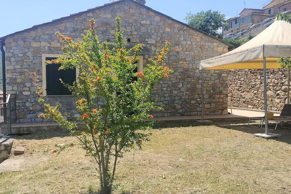 Rustico per 8 Persone in Lucinasco, Provincia di Imperia