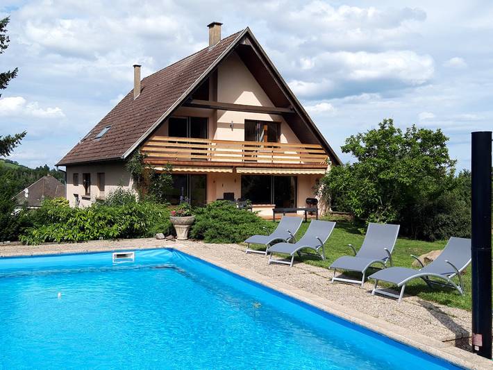 Gîte pour 14 personnes, avec jardin ainsi que balcon et piscine