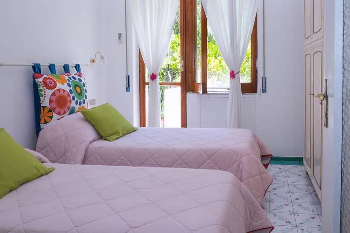 Villa Bouganville: Blick auf den Golf von Neapel, Garten, 7 Zimmer, 4 Bäder in Vico Equense, Sorrento Coast