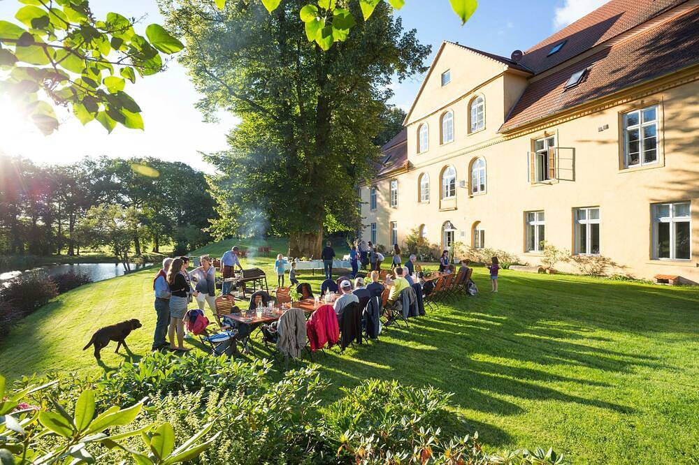 Dz Schlossallee - Schloss Lühburg in Lühburg, Mecklenburgische Ostseeküste