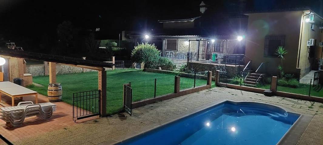 Casa de vacaciones para 22 personas, con piscina además de jardín y vistas, Se admiten mascotas en Extremadura - 2