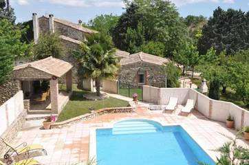 Location de vacances pour 22 personnes, avec jardin ainsi que terrasse et piscine, animaux acceptés à Saint-Sauveur-de-Cruzières