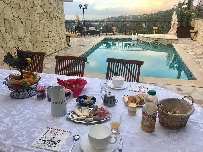 Gîte pour 2 personnes, avec Terrasse et Jardin ainsi que Piscine et Sauna à Saint-André-de-la-Roche