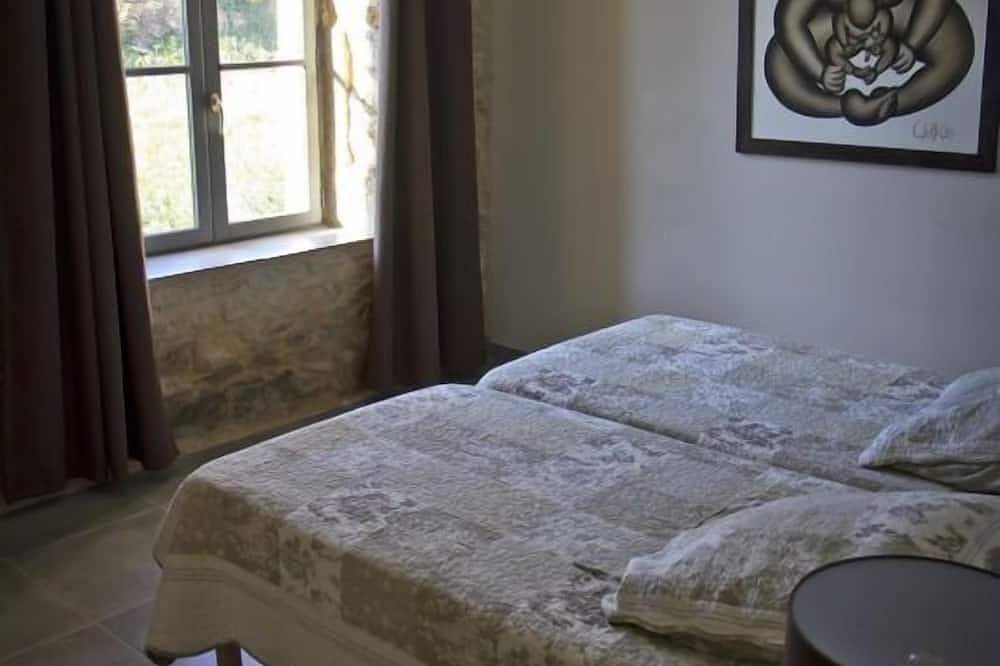 Appartement entier, Chrysalide-Appartement-Supérieure-Vue sur la campagne-Sdb privée avec douche in Laudun-l'Ardoise, Région de Nîmes