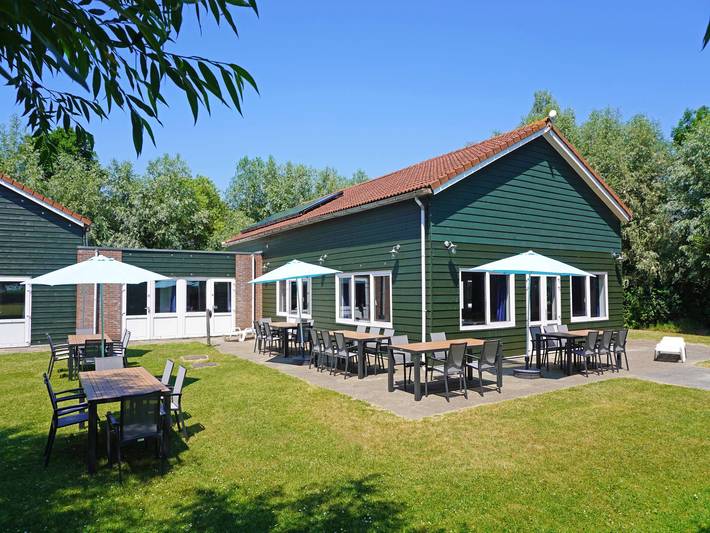 Ferienhaus für 36 Personen, mit Terrasse und Garten in Scharendijke