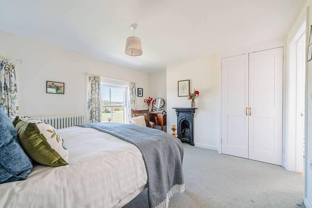 Spacious family retreat with large garden and wild ponies in Brockenhurst, Hampshire