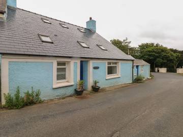 Holiday Rental for 6 People in Trefin, Pembrokeshire, Photo 1