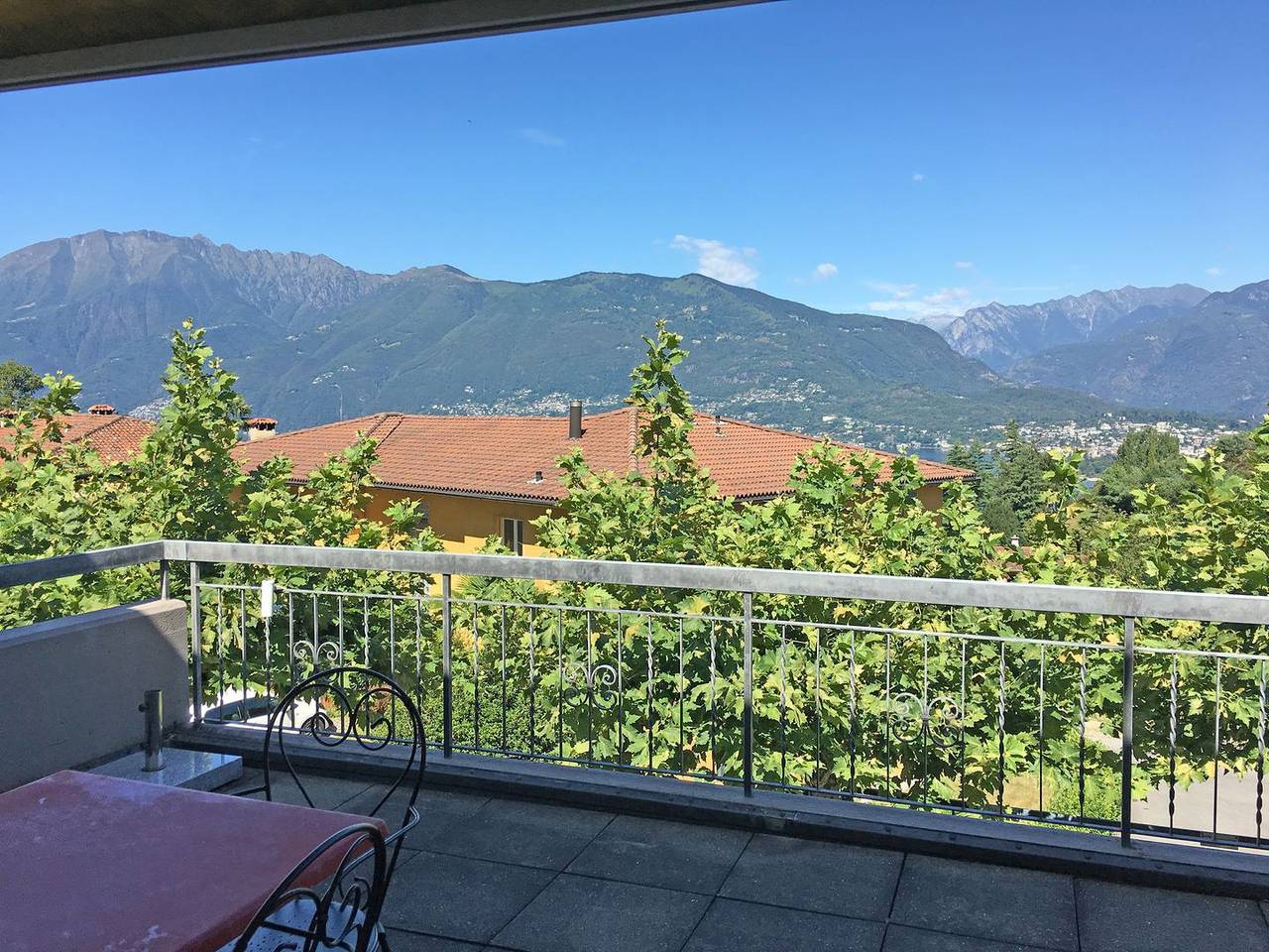 Ganze Wohnung, Wohnung an ruhiger Lage mit grosser Terrasse und Aussicht auf die Berge. in Gambarogno, Lago Maggiore (Schweiz)