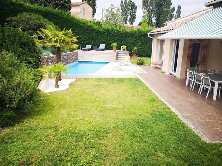 Location de vacances pour 8 personnes, avec piscine ainsi que terrasse et jardin à Saint-Jean
