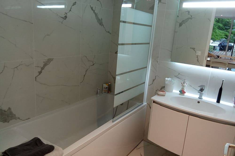 Entire apartment, Studio sleeps 2 to 5 people in Rumilly, Annecy region