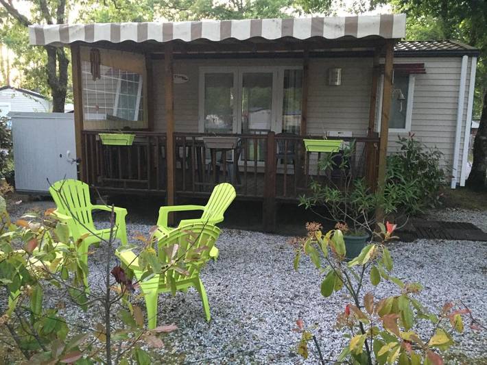 Camping pour 4 personnes, avec vue et bassin pour enfant ainsi que terrasse et piscine, adapté aux familles à Arès