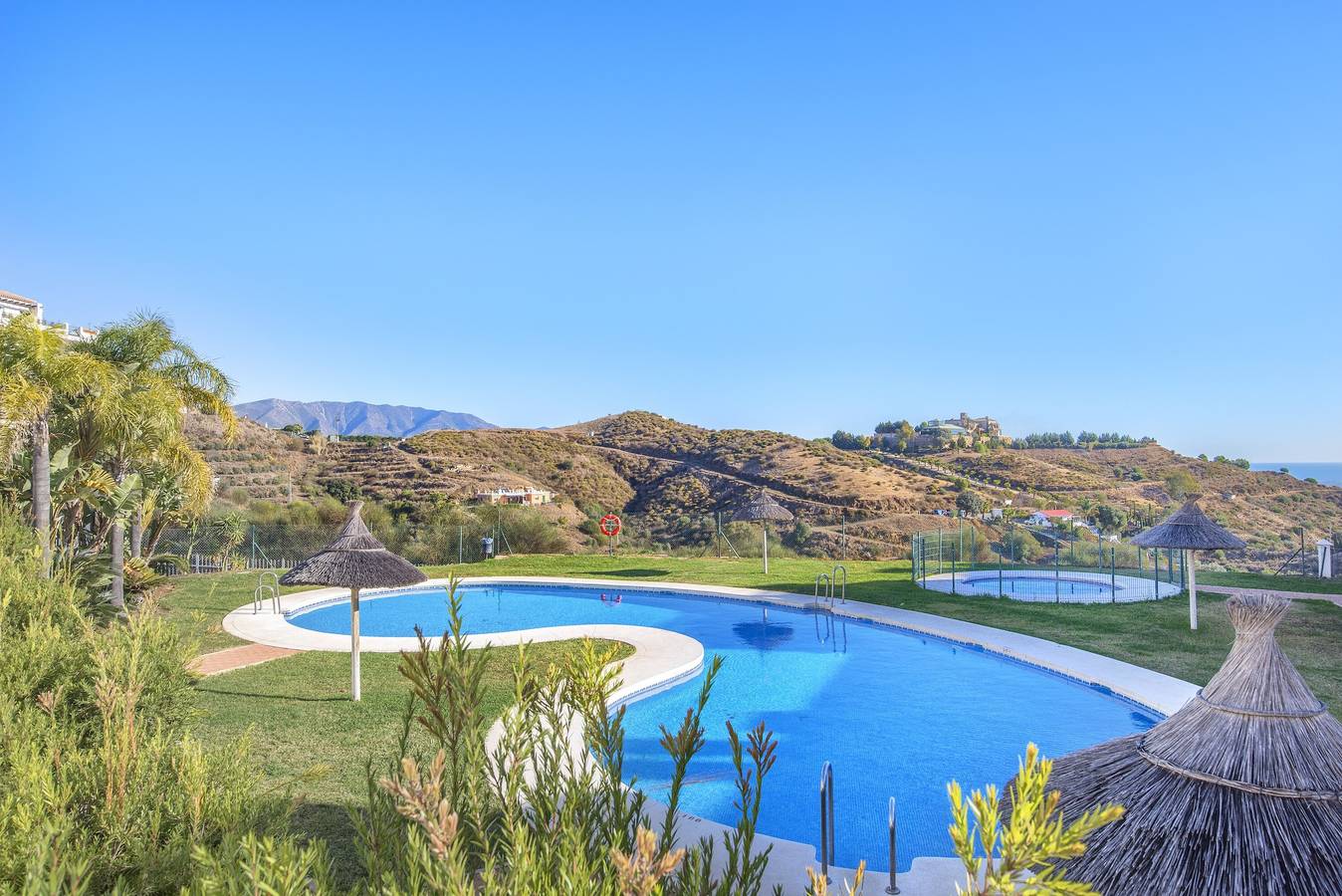 Geheel appartement, Vakantieappartement "Astonishing view modern apartment" met gemeenschappelijk zwembad & Wi-Fi in Urbanizacion Calahonda, Mijas