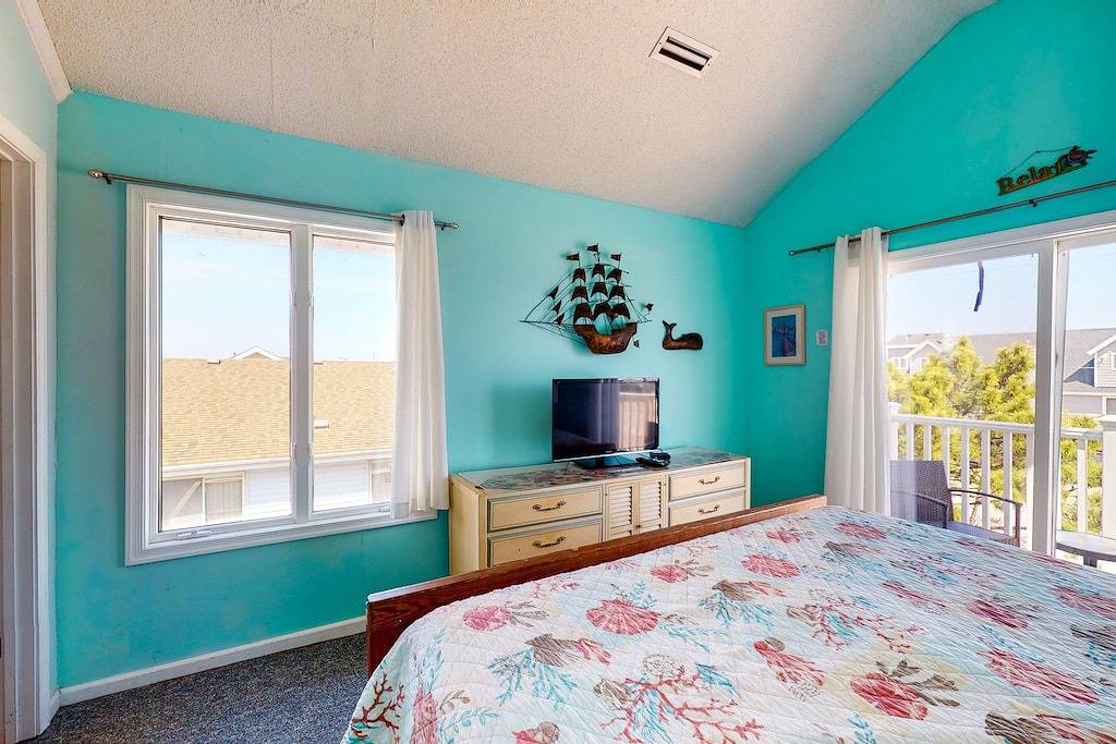 Fantastic Semi-Oceanfront Home w/Private Pool + Free Wifi, Steps from the Beach in Sandbridge Beach, Sandbridge