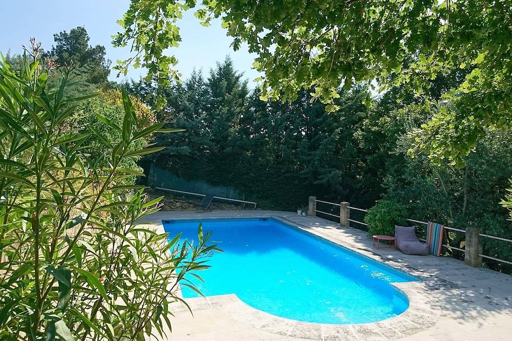 House with magnificent swimming pool and wooden terrace sheltered by oak trees in La Tour-d'Aigues, Regionaler Naturpark Luberon