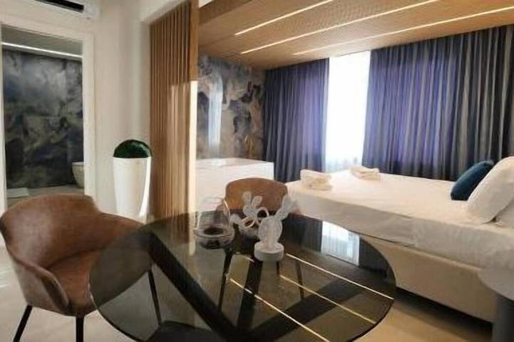 Apartamento entero, Suite with a whirlpool tub and ocean view in Taranto, Golfo de Tarento