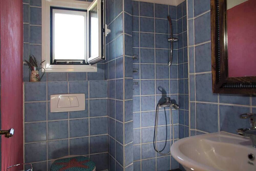 Ganze Wohnung, Idyllic Gialova apartment overlooking Navarino Bay. 3mins drive to the beach in Messenien