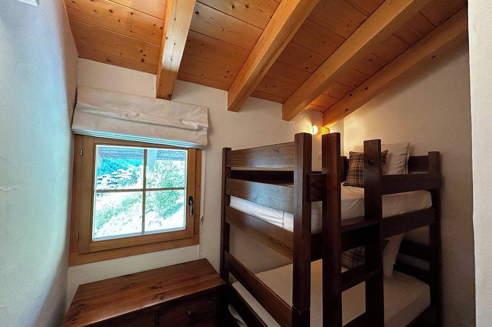 Chalet 5 pièces très confortable pour  8 personnes : 1er étage : Living avec fourneau à bois - cuisi in Grimentz, Anniviers