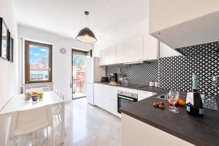 Appartement entier, Casa Lucia in Old Riva Town with Balcony View in Riva del Garda, Montagnes autour du lac de Garde
