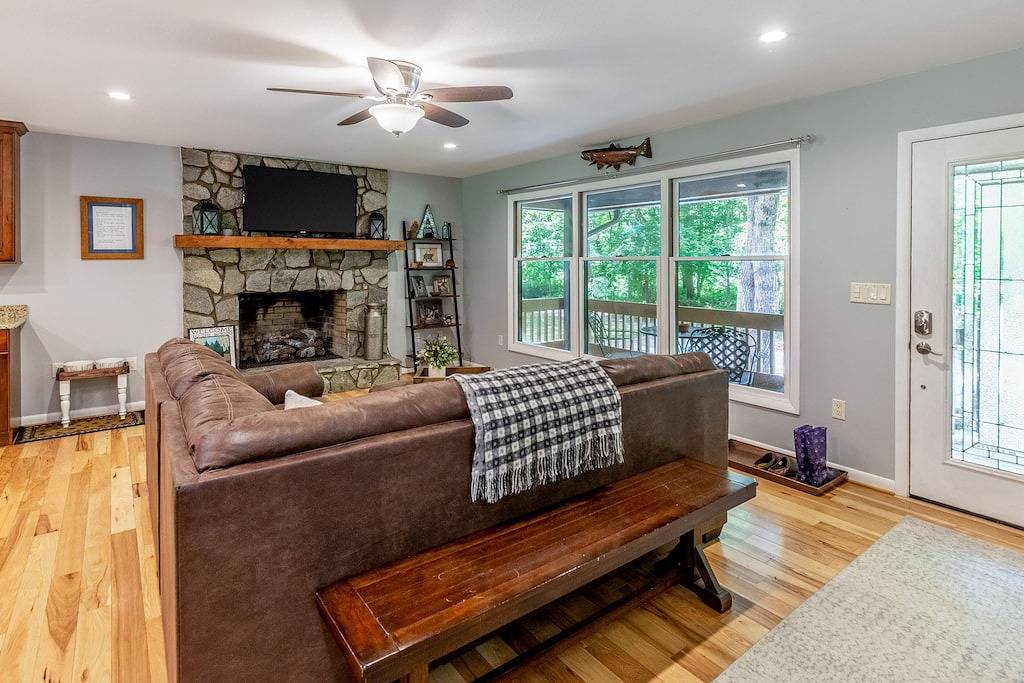 Ideal Wooded Gem W/ Large Deck, Gas Grill, Free Wifi, Firepit & Creek in Blue Ridge Parkway, Jackson County