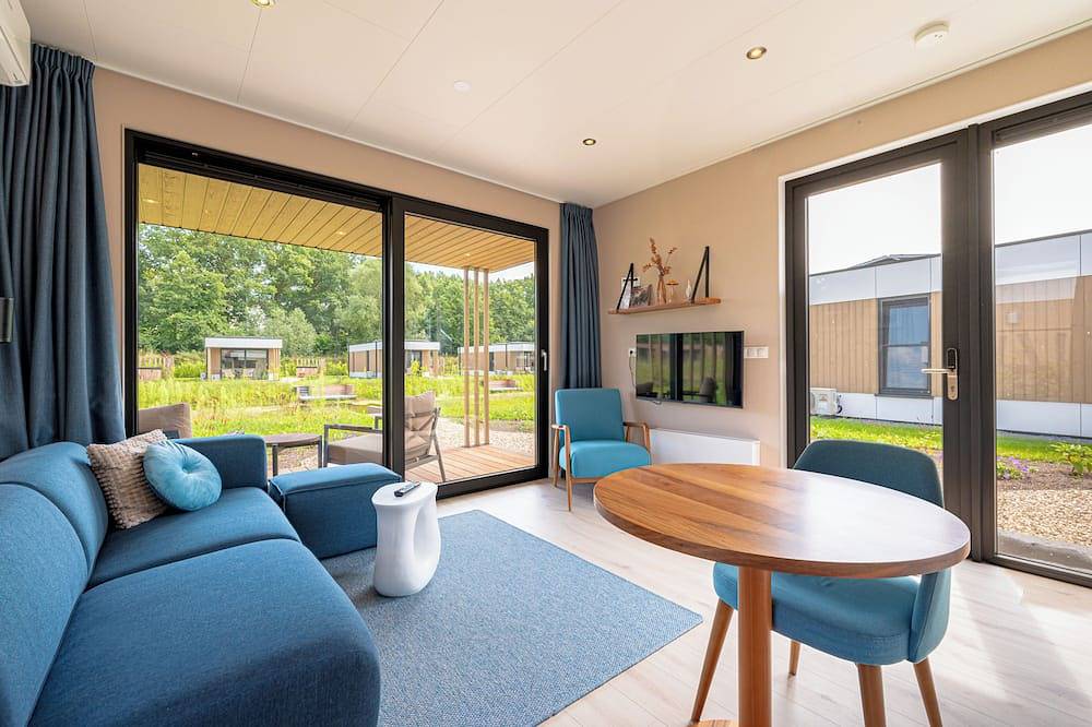 Waterlodge with hot tub: a 2-person stay by the water with plenty of light and privacy. Perfect for relaxation in the Achterhoek. in Achterhoek