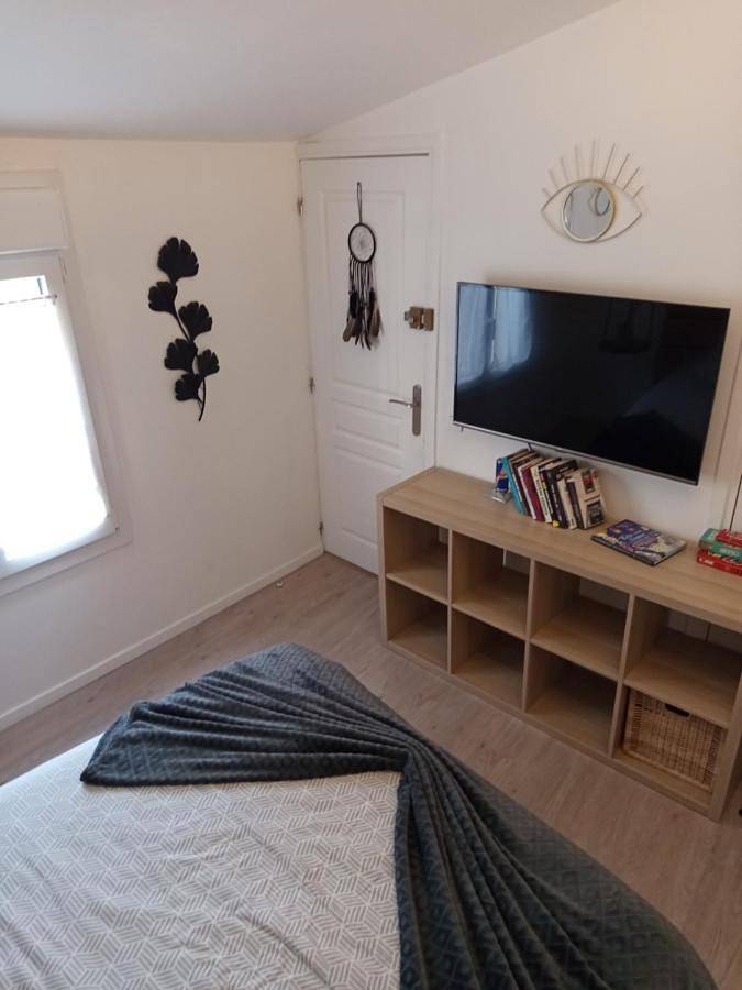 Double Room with Shared Bathroom in Pontoise, Val-d'Oise