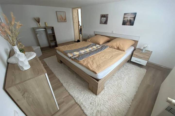 Ganze Wohnung, Gemütliche, moderne Ferienwohnung nahe Dresden, große Terrasse & Freibad im Dorf in Dorfhain, Osterzgebirge