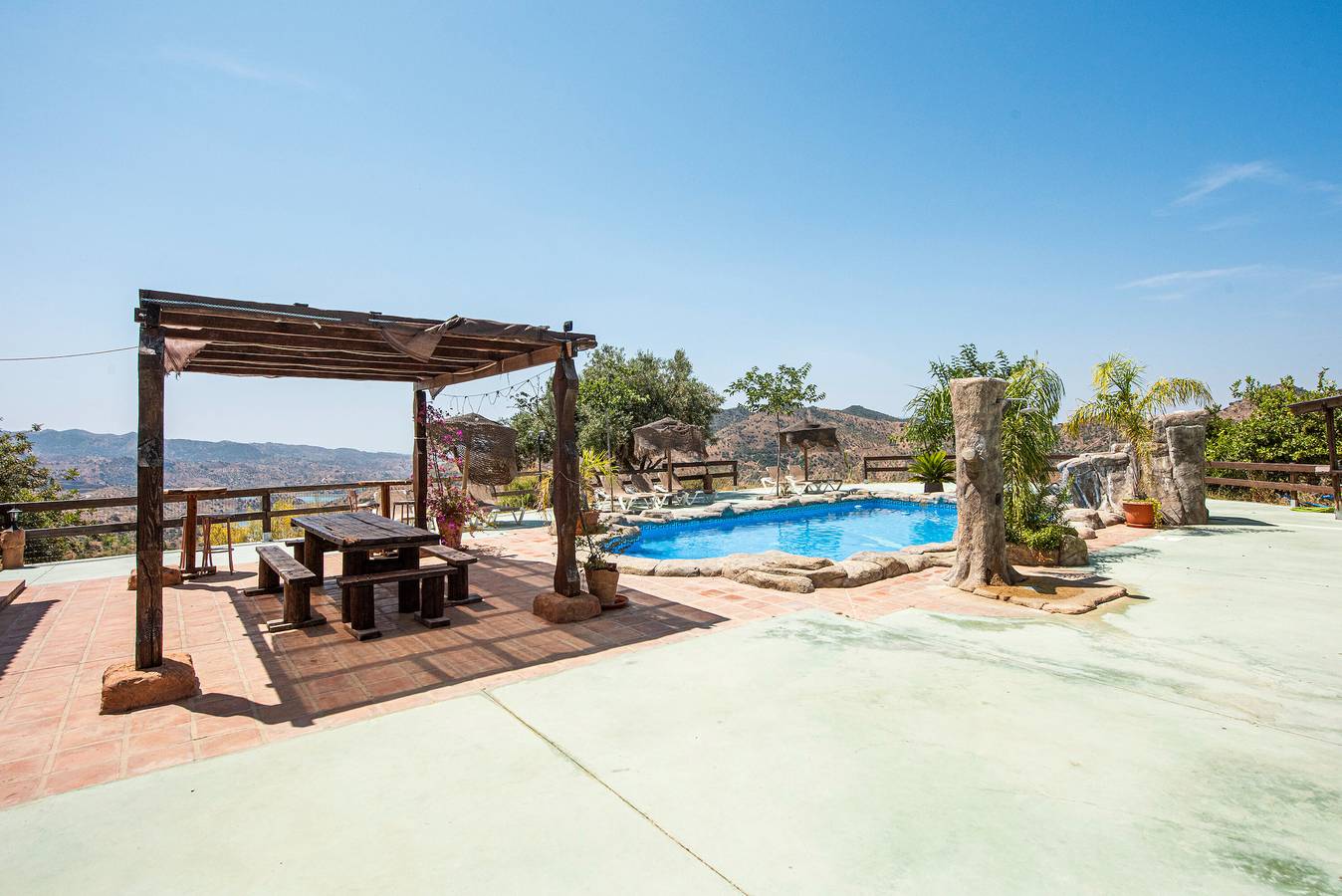 Casa de vacaciones 'El Desafío De Las Águilas' con vistas al lago, Wi-Fi y aire acondicionado in Almogía, Provincia de Málaga