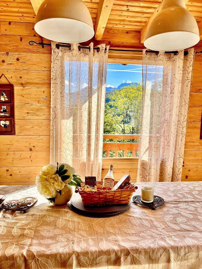 Chalet pour 8 personnes, avec terrasse ainsi que vue et piscine