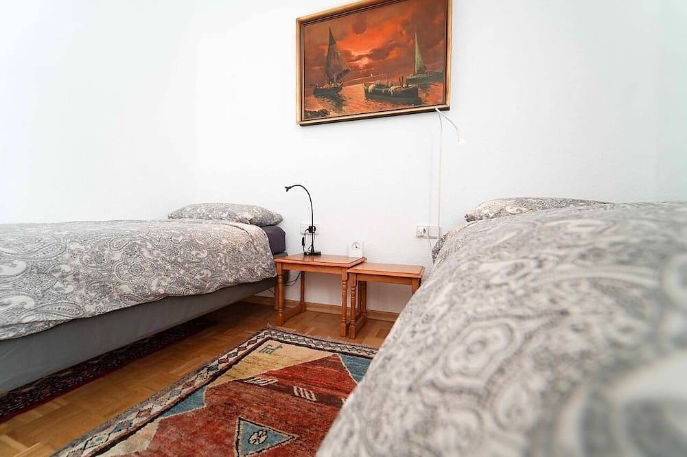 Ganze Wohnung, Große ruhige Ferienwohnung (ca. 70qm) mit großem Balkon und Gartenmitbenutzung in Bad Urach, Albsteig Etappe 9