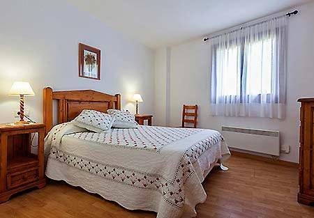 Casa rural con piscina para 3 personas, con vistas además de piscina y balcón, Familias con niños en Pirineo Catalan