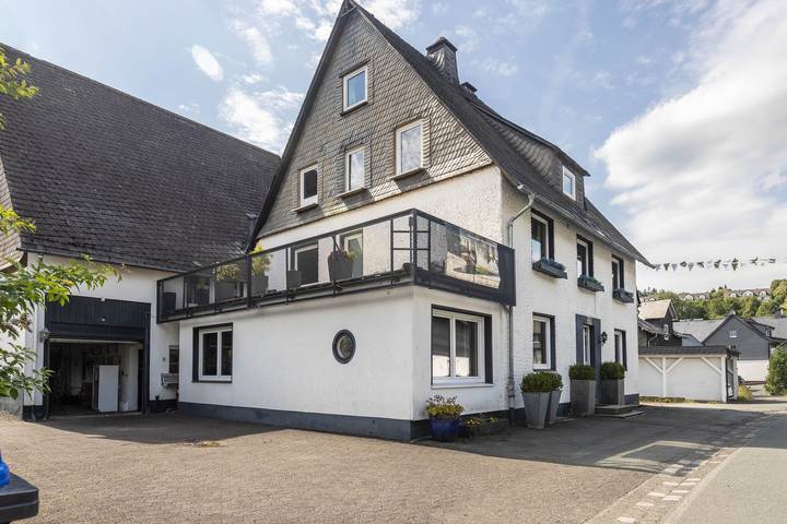 Ferienhaus für 25 Personen, mit Balkon und Garten in Neuastenberg
