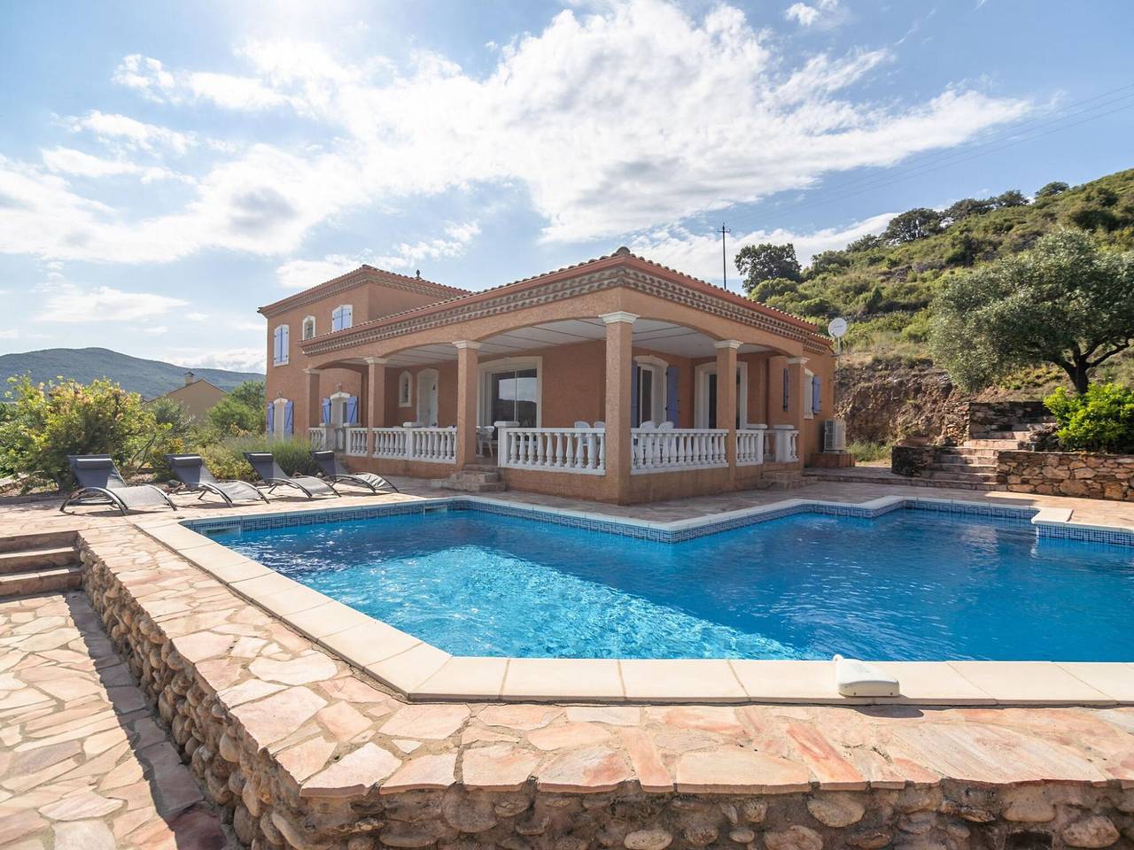 Cozy Villa in Roquebrun with Swimming Pool in Roquebrun, Béziers und Umgebung