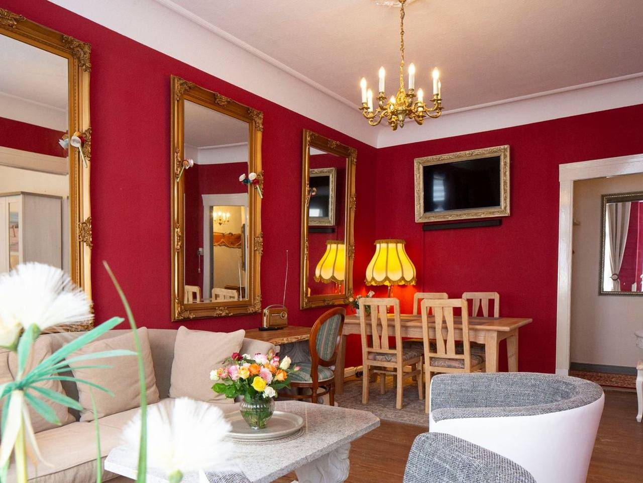Ganze Ferienwohnung, - Royal Suite - Royal Suite / zentral gelegene 3-Zimmer-Wohnung mit Balkon im 2. Og in Flensburg, Flensburger Förde