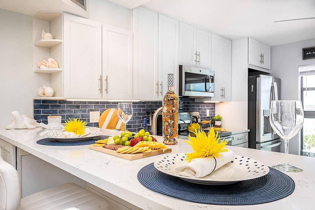 Ganze Wohnung, Magazine-Worthy Waterfront Condo ~Heated Pool & Spa w/Resort Amenities & Wifi; Walk to Shops/Dining in Marco Island, Southwest Florida