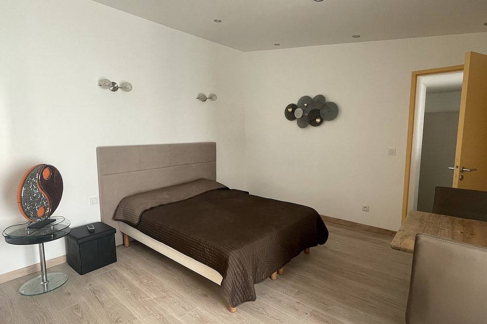 Appartement entier, Lovely studio at the first floor downtow in Eyragues, Région d'Arles