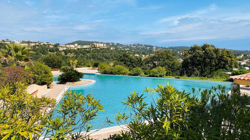 Gîte pour 6 personnes, avec jacuzzi et piscine ainsi que terrasse et jardin à Roquebrune-sur-Argens - 2