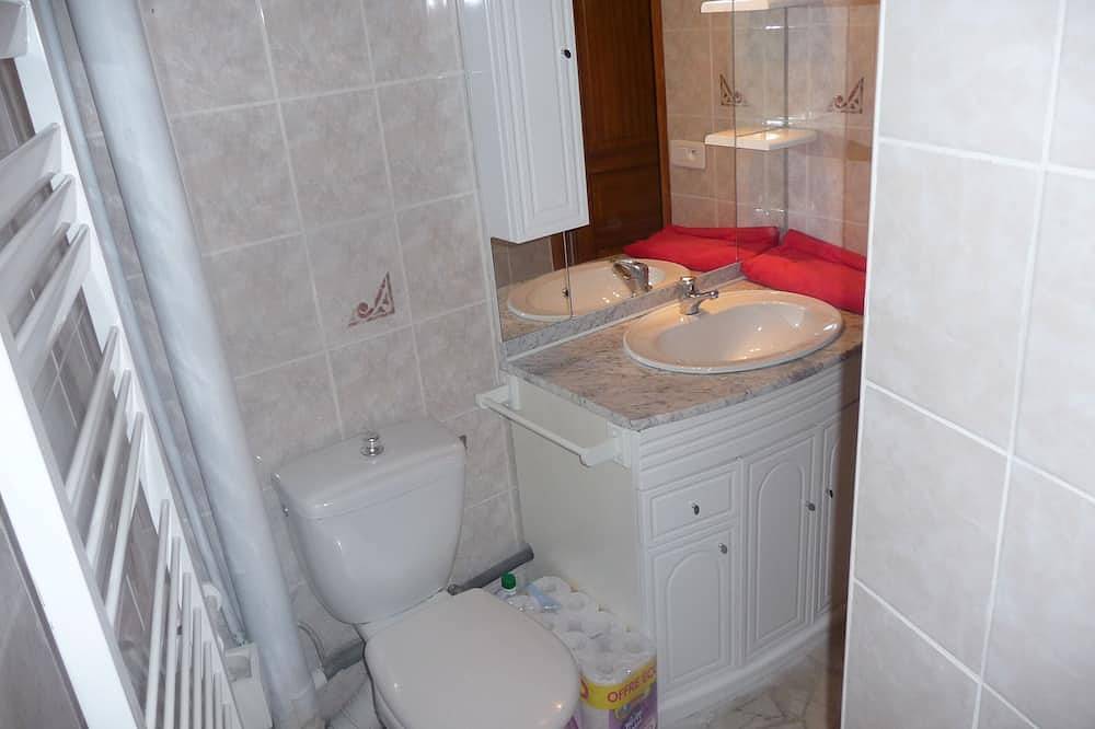 Appartement entier, Grand Studio 36 m2 Climatisé a la Campagne avec piscine (4 personnes ) in Taluyers, Lyon et ses environs