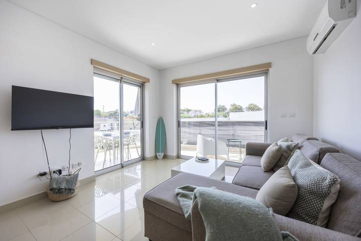 Gîte pour 4 personnes, avec piscine et balcon, adapté aux familles dans Olhos de Água