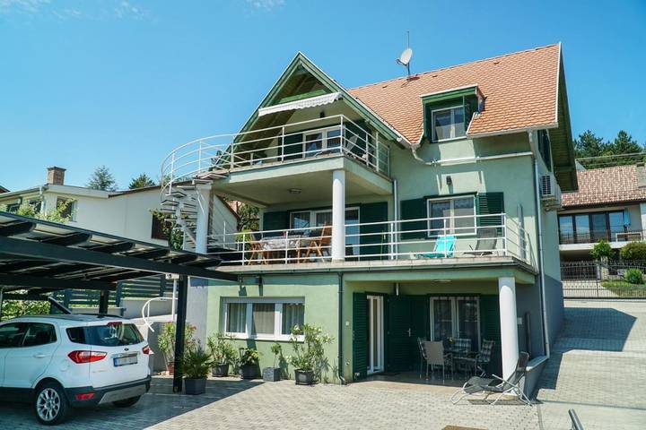 Ferienwohnung für 4 Personen, mit Terrasse und Whirlpool sowie Garten und Seeblick