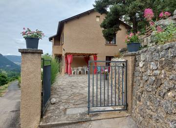 Gîte pour 4 personnes, avec terrasse dans Le Rozier