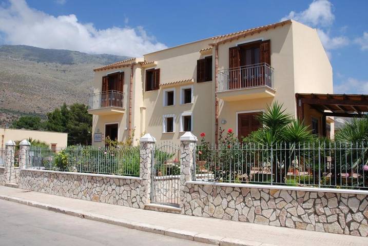 B&b per 2 persone, con Balcone e Giardino nonché Panorama a Castelluzzo