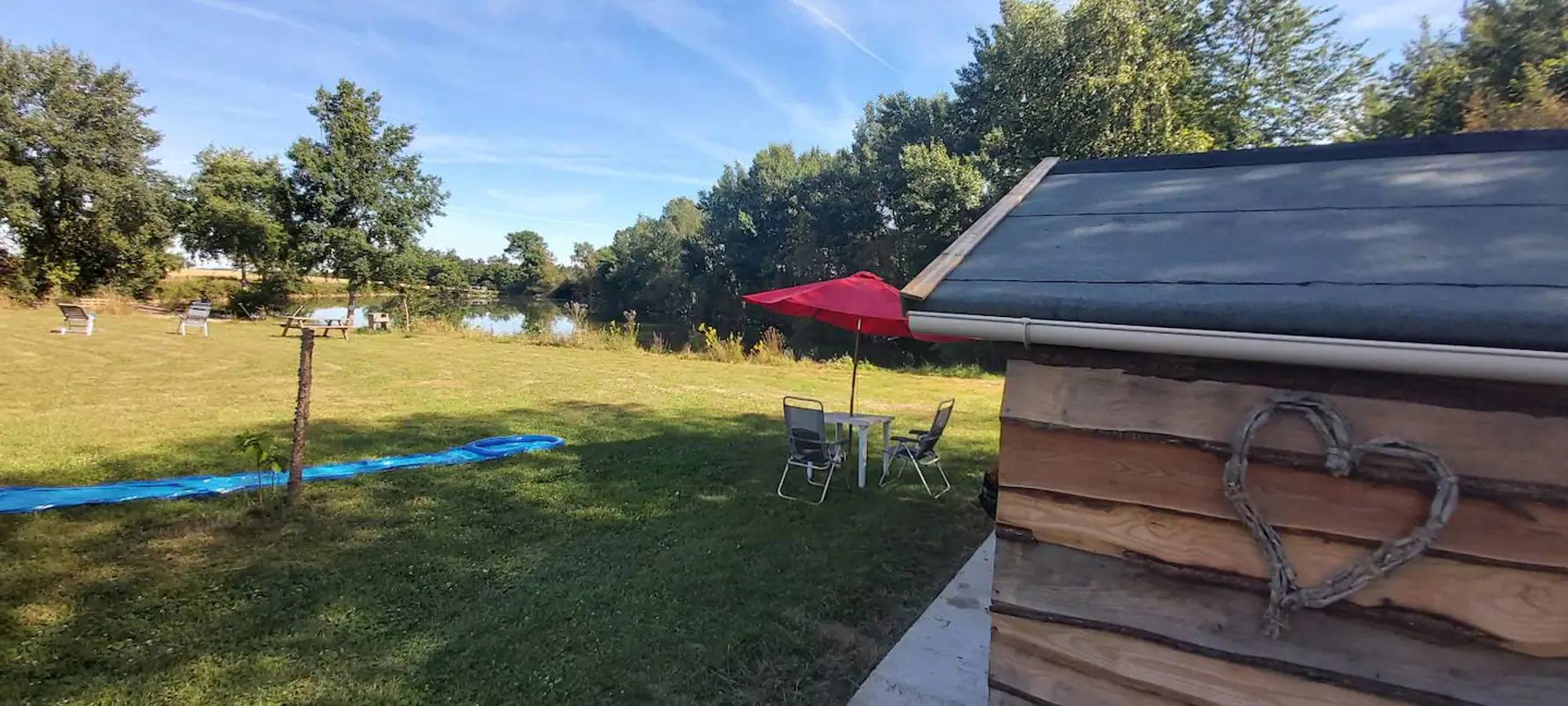 Entire holiday apartment, Tiny Home 'À L'étang' with Lake View, Shared Pool and Private Terrace in Champsac, Périgord-Limousin Regional Nature Park