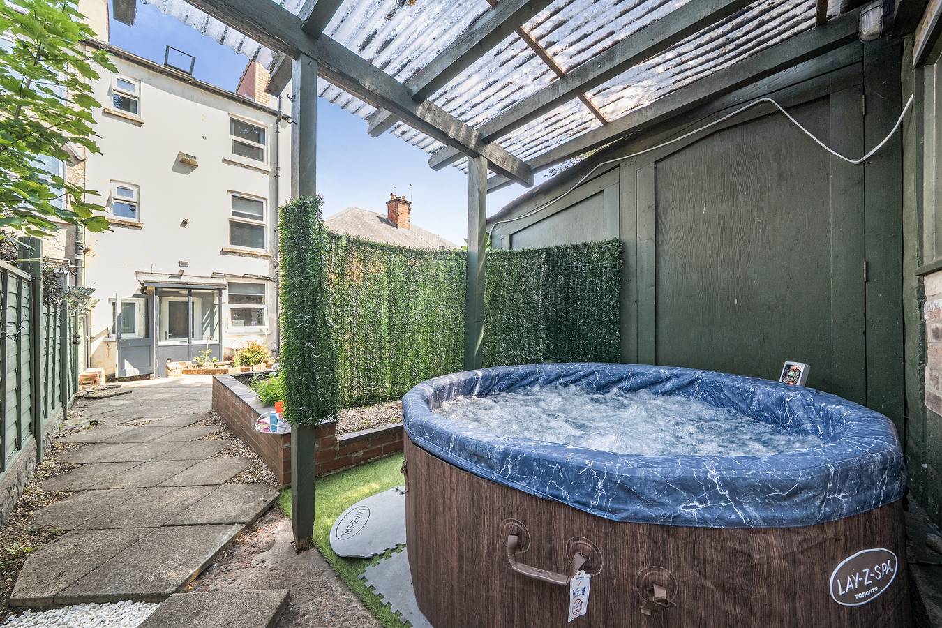 House Sleeps 8 with Hot Tub and Parking in Nottingham, East Midlands