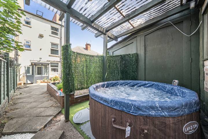 Vacation rental for 8 people, with hot tub and yard, kid friendly in Nottingham