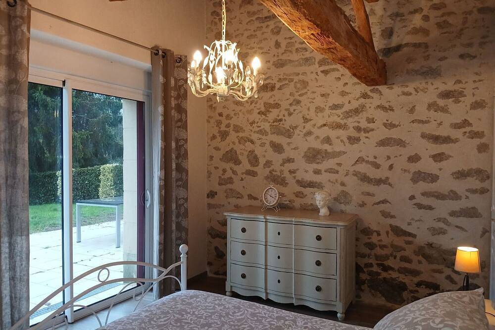 Gîte rénové mitoyen Pmr, 3 chambres, terrasse, proche nature in La Gaubretière, Vallée de la Loire