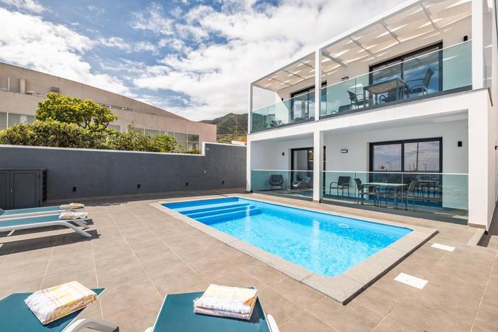 Gîte pour 4 personnes, avec Balcon et Terrasse ainsi que Piscine et Vue à Caniçal - 3