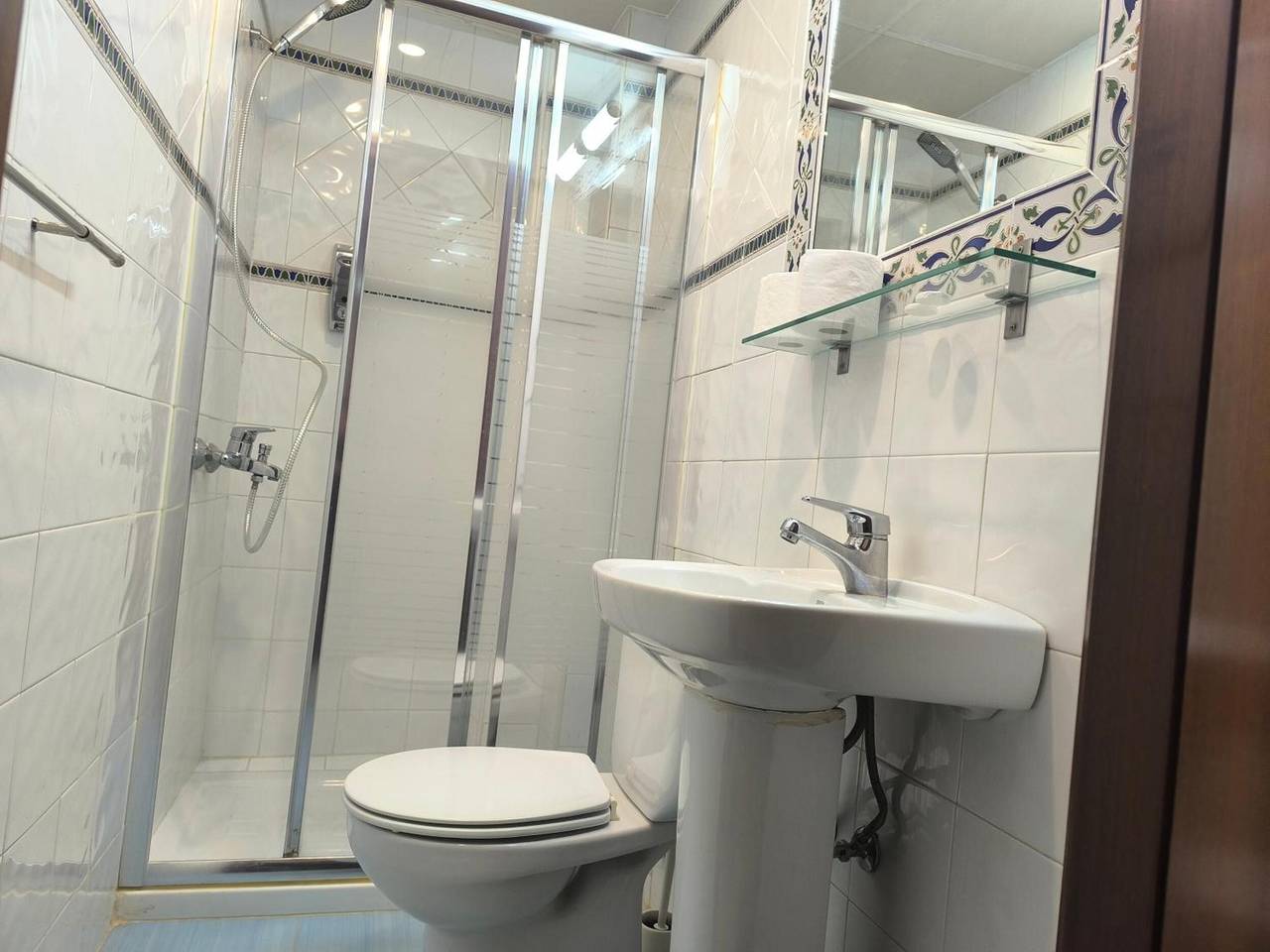 Room 'Habitación 207' with Wi-Fi and Air Conditioning in Granada, Granada Province