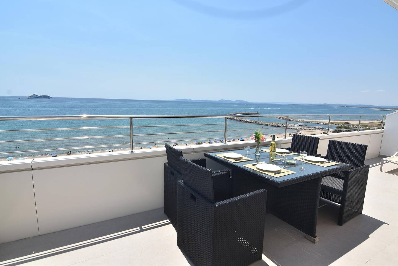 Apartamento entero, ¡Encantador apartamento en alquiler en Roses, Costa Brava! A 0 metros de la playa. Disfruta de la piscina comunitaria y las vistas al mar. in Santa Margarida, Roses